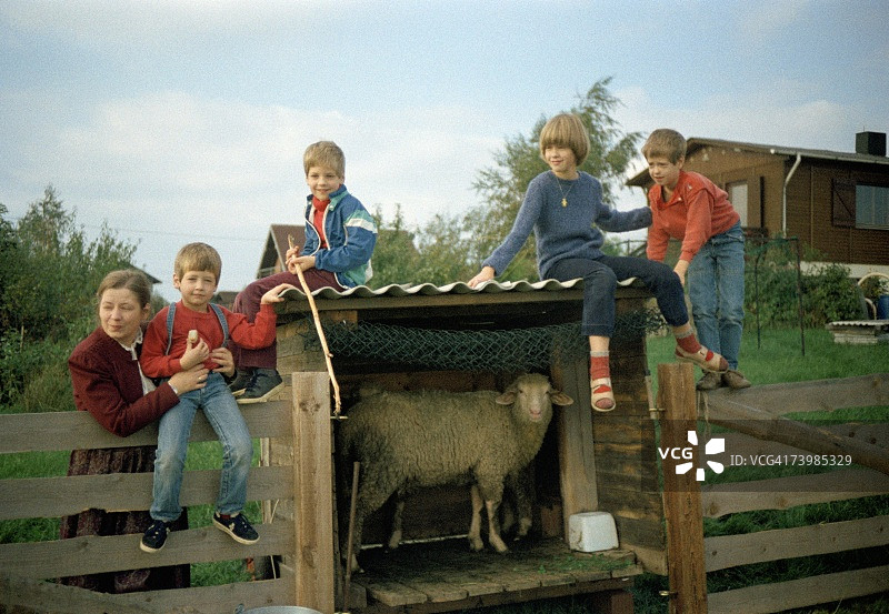 坐在栅栏上的孩子们图片素材
