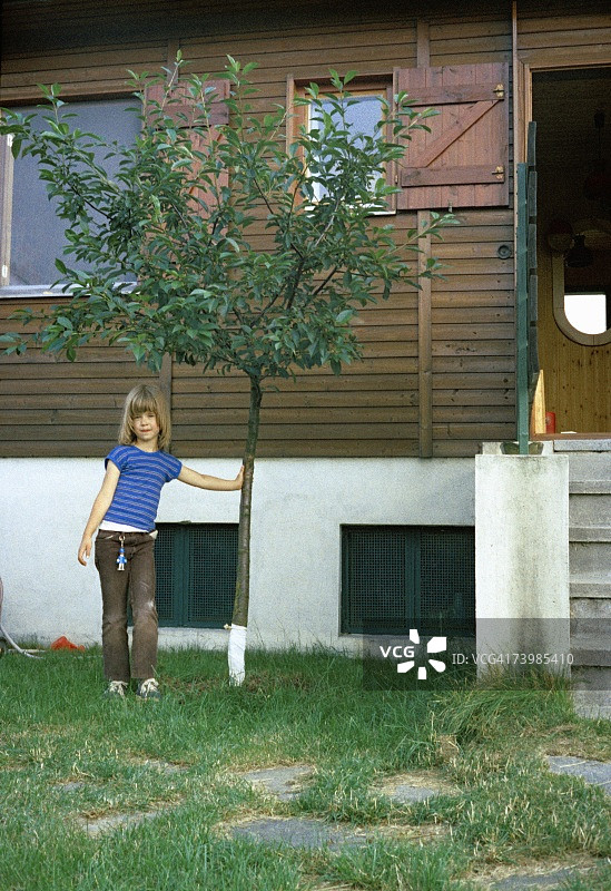 站在树旁的女孩图片素材