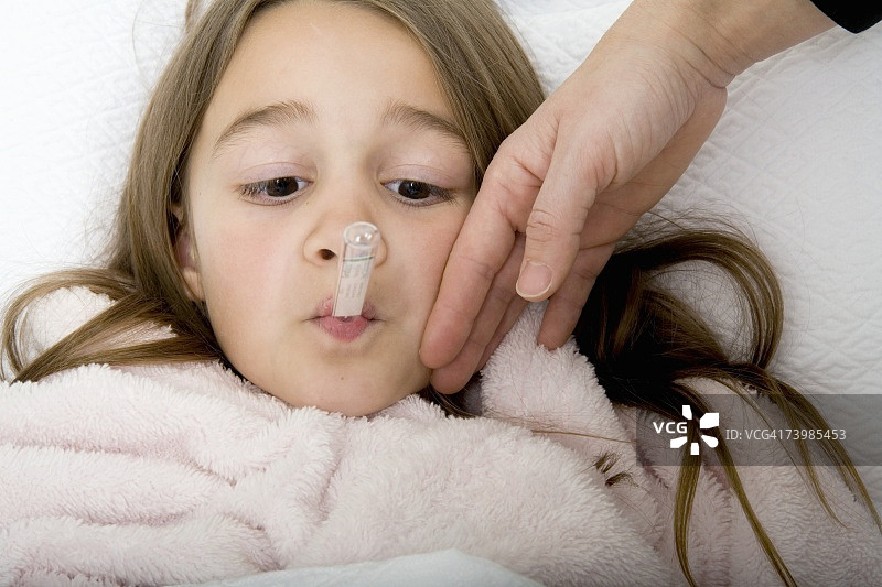 女孩生病躺在床上图片素材