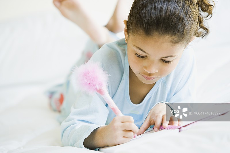在笔记本上写作的非洲女孩图片素材