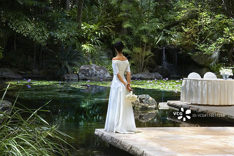 站在池塘边的太平洋岛民新娘图片素材