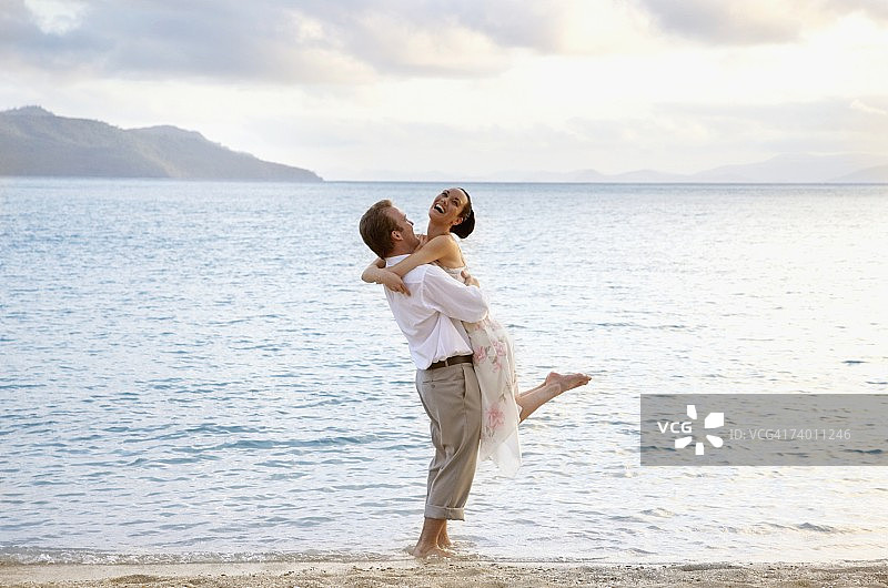 情侣在海滩拥抱图片素材