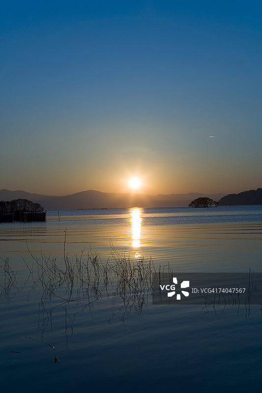 日本滋贺县湖北町，琵琶湖上的日落图片素材