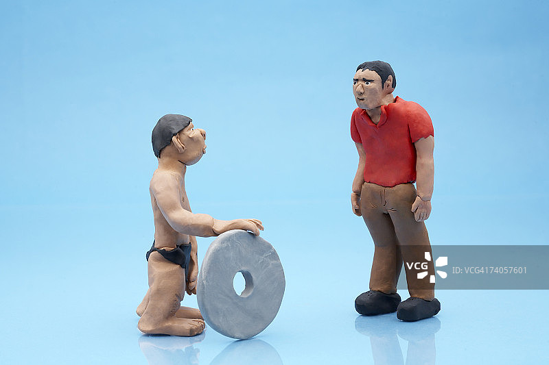 穴居人与现代人的黏土模型，蓝色背景图片素材
