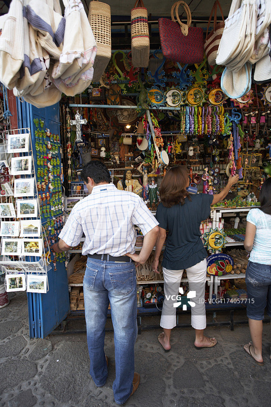 情侣在街边纪念品摊位购物图片素材