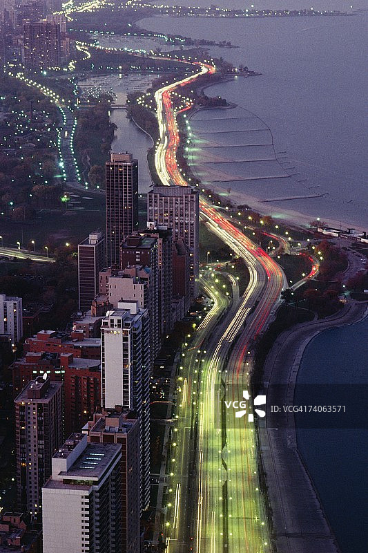 美国芝加哥密歇根湖城市高速公路沿线的建筑物鸟瞰图片素材
