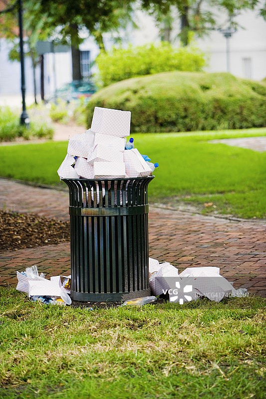 美国佐治亚州萨凡纳公园内的垃圾箱图片素材