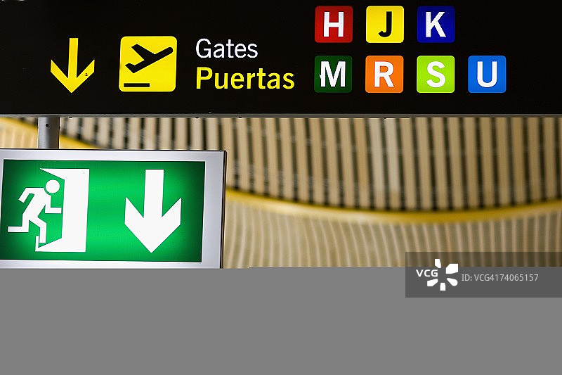西班牙马德里机场紧急出口标志特写图片素材