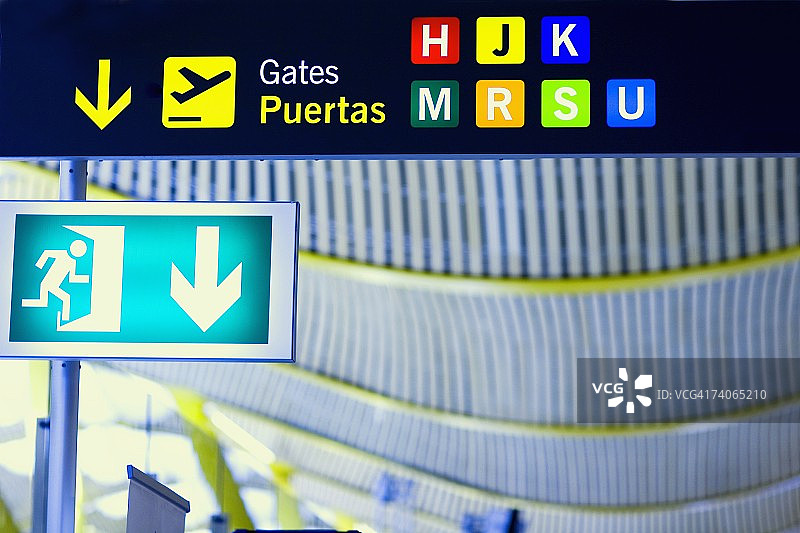 西班牙马德里机场紧急出口标志特写图片素材