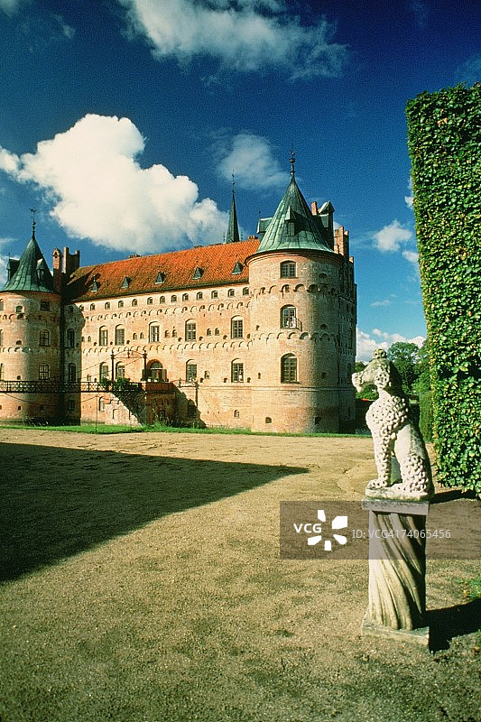 丹麦菲英岛埃格斯科城堡庭院雕像图片素材