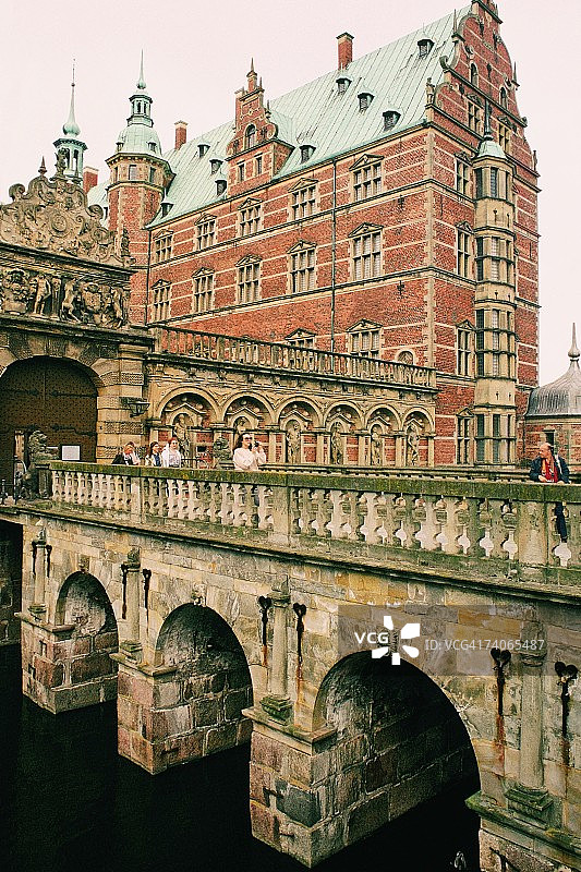 在丹麦希勒勒腓特烈堡城堡前桥上的人群图片素材