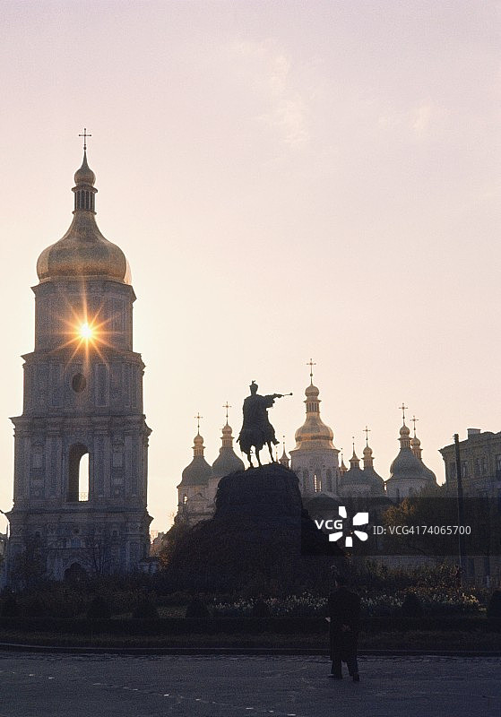 基辅圣索菲亚大教堂的仰视角度照片，乌克兰图片素材