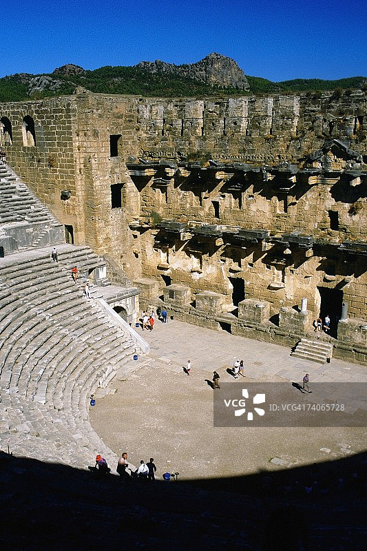 土耳其阿斯潘多斯圆形剧场游客的高角度视图图片素材