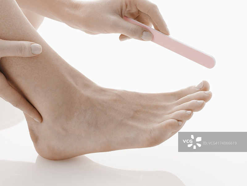 女人修剪脚趾甲特写图片素材