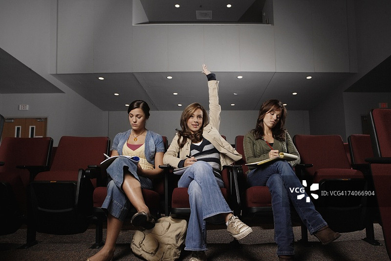 三名女学生参加讲座图片素材