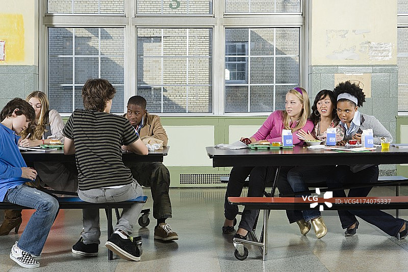 自助餐厅里的对立群体图片素材