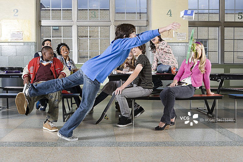 男孩被绊倒图片素材