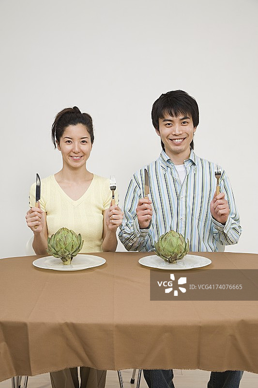 情侣准备品尝洋蓟图片素材