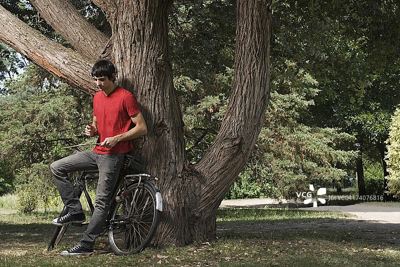 男人拿着木棍图片素材