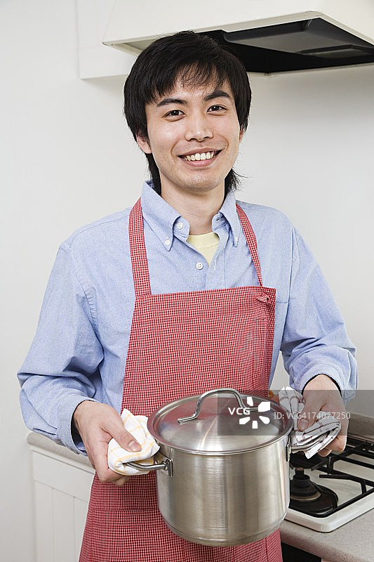 男子手持平底锅图片素材