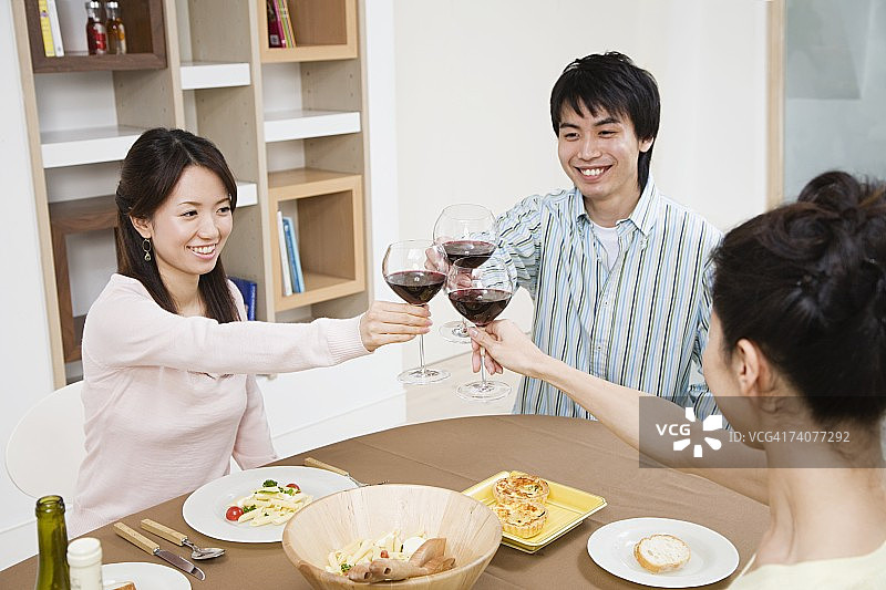 朋友们在喝酒图片素材