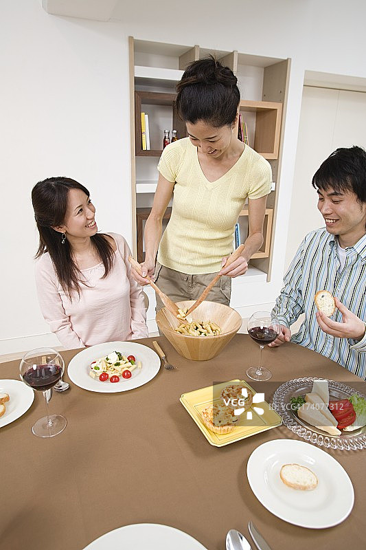 朋友们一起用餐图片素材