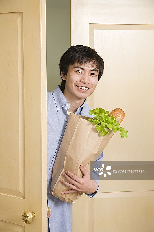 购买食品杂货的男人图片素材