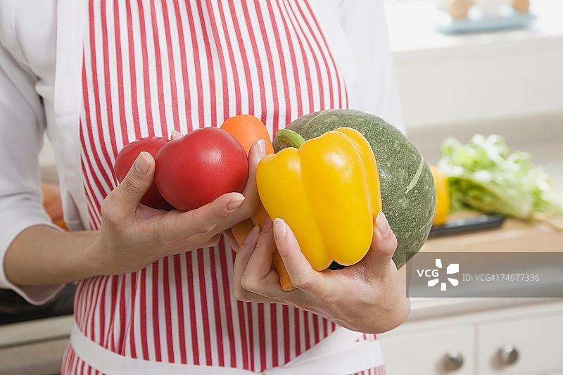 拿着蔬菜的女人图片素材