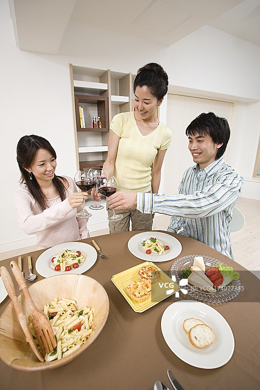 朋友们一起用餐图片素材
