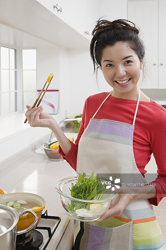 女人做饭图片素材