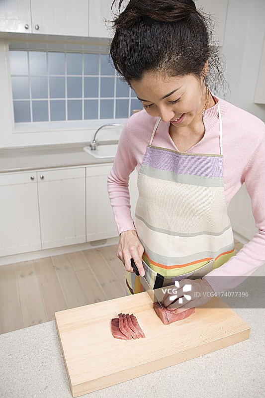 女人准备生鱼片图片素材