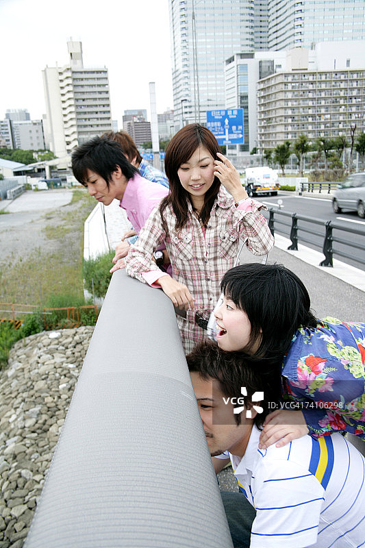 站在桥上的五个人图片素材