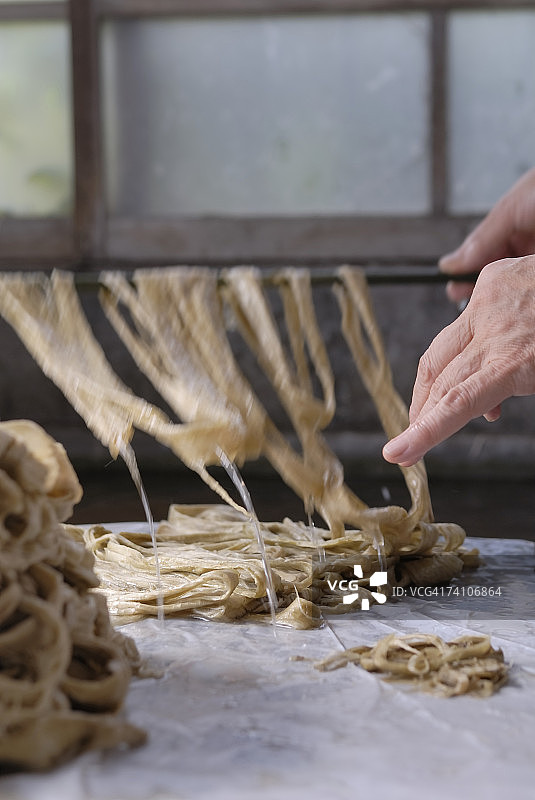 特写：手持动物皮革图片素材