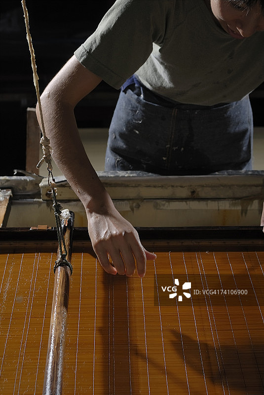 人物观看木垫特写图片素材