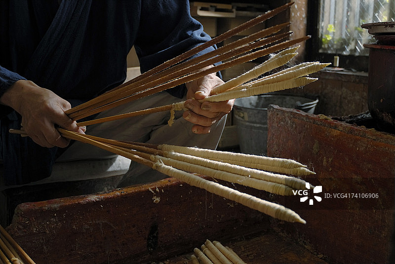 男人在工厂制作蜡烛特写图片素材