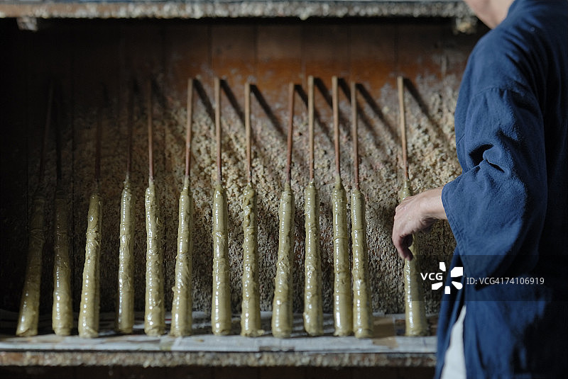 男人摆放一排排蜡烛的特写图片素材