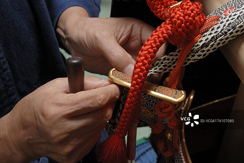 特写：手部系绳图片素材