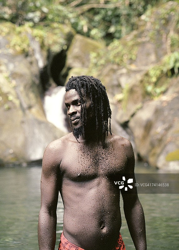 多米尼加男子在加勒比地区秘密泳池游泳潜水图片素材