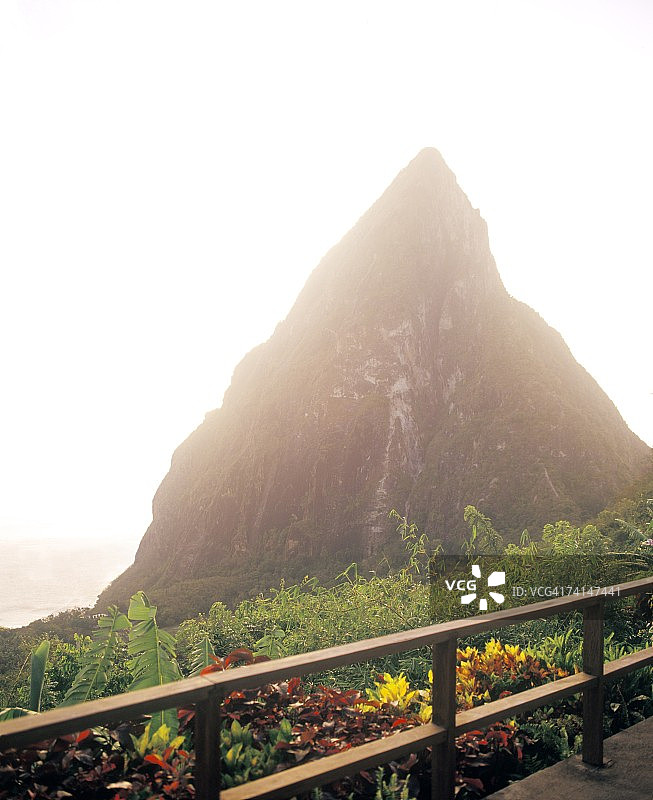 在度假胜地观看Petit Piton日落的私人景色，圣卢西亚，苏弗里耶图片素材