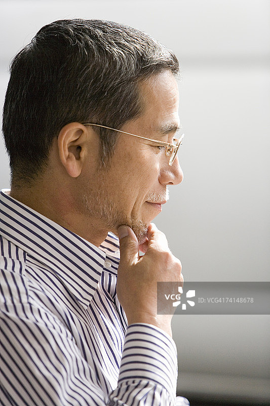 沉思的中年男人图片素材