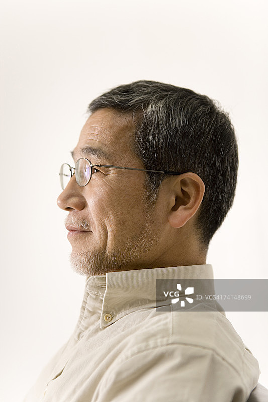 微笑的成熟男人侧面照图片素材