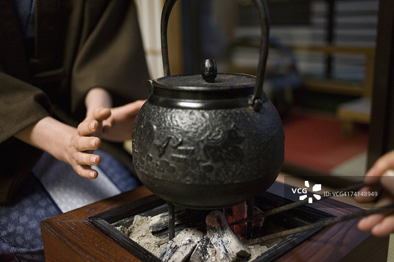 壁炉上的铁水壶特写，局部对焦图片素材