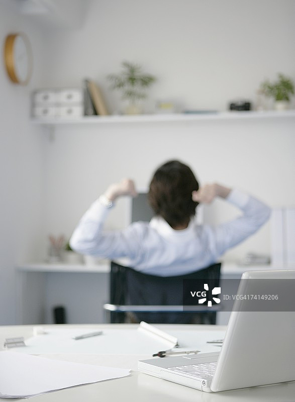 在办公室工作的日本商人图片素材