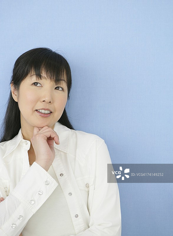 日本成年女人思考图片素材