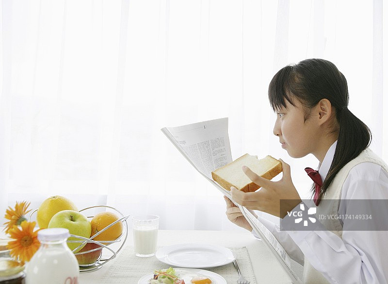 面带微笑享用早餐的日本女孩图片素材