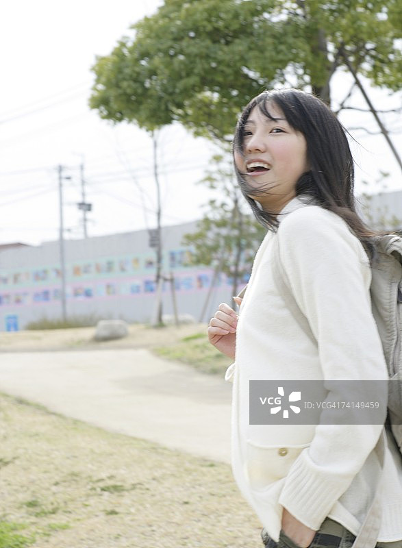 仰望天空的日本年轻女人图片素材