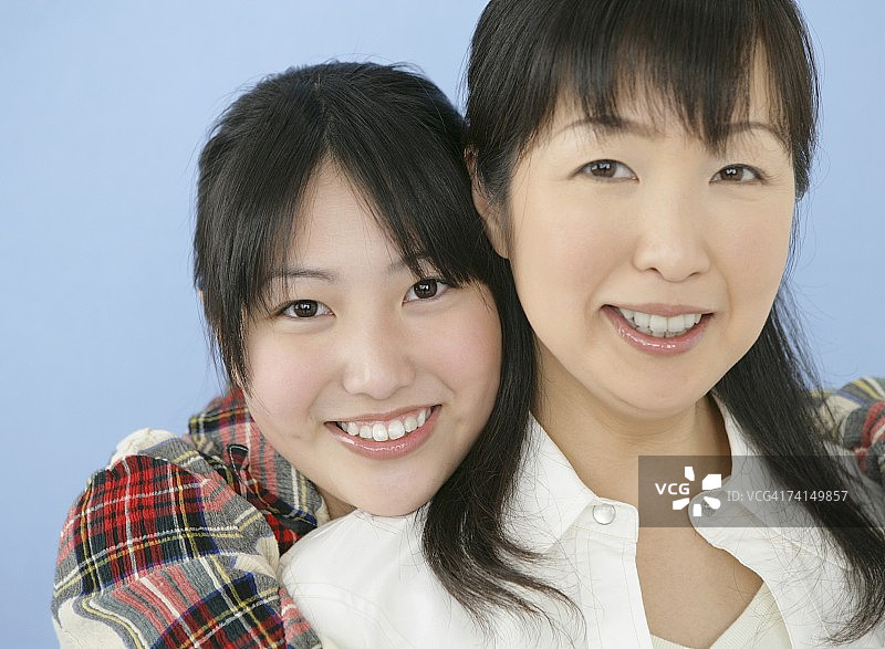 日本年轻女子和成年女子微笑看着镜头图片素材