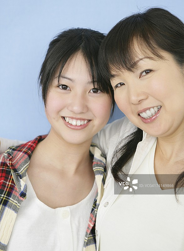日本年轻女子和成年女子微笑看着镜头图片素材