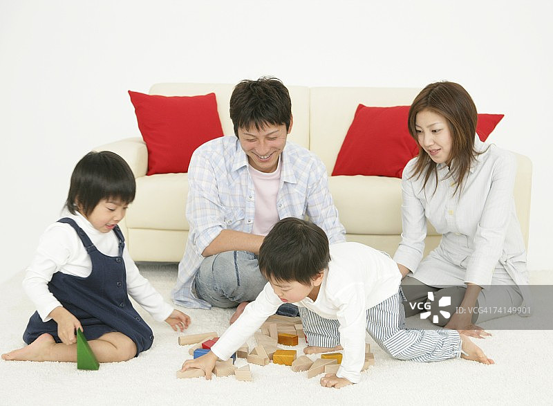 日本夫妇和孩子们玩积木图片素材