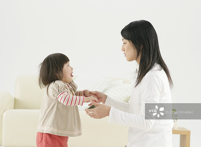 日本女孩和母亲手牵着手图片素材